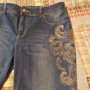 Chico's Platinum Jeans sz 0.5 (6) Embroidered